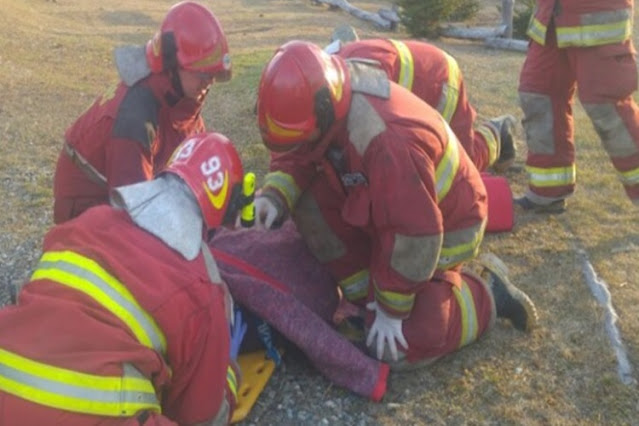 Bomberos asisten a una peatona que se cayo en Ushuaia