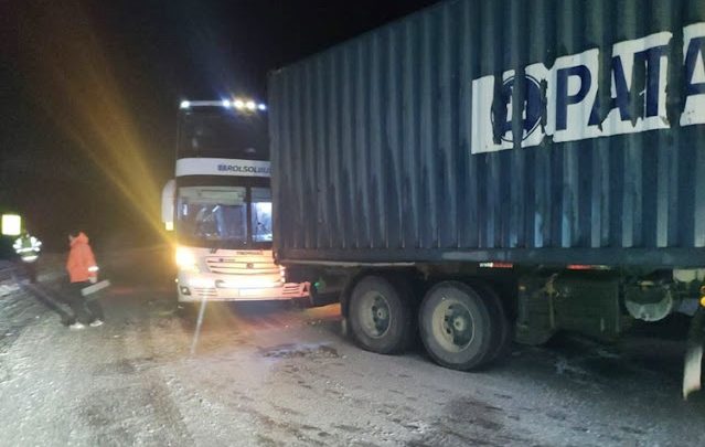 Choque en la Ruta 3 entre un colectivo y un camion