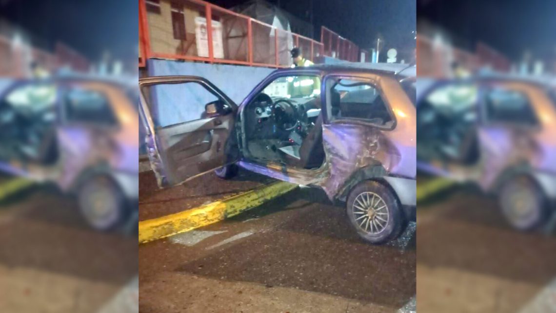 Chocó a dos vehículos estacionados y terminó en terapia intensiva