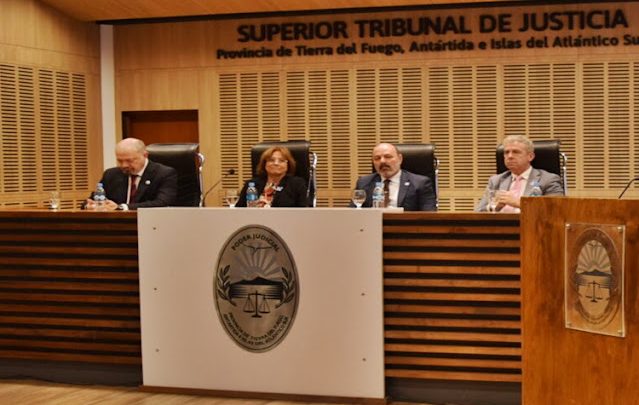 Superior Tribunal de Justicia, empleado judicial de TDF, suspendido al ser procesado por el delito de trata