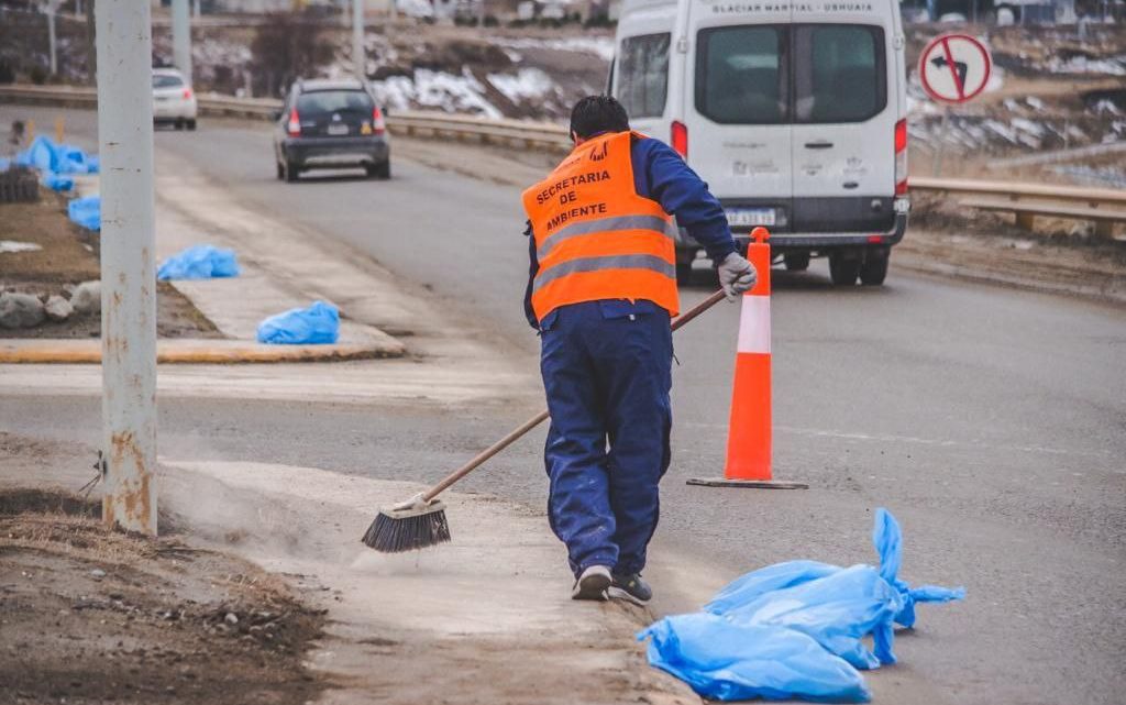 OPERATIVO DE BARRIDO Y LIMPIEZA DE AVENIDAS Y ROTONDAS DE USHUAIA