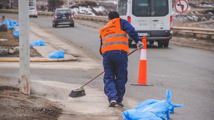 OPERATIVO DE BARRIDO Y LIMPIEZA DE AVENIDAS Y ROTONDAS DE USHUAIA