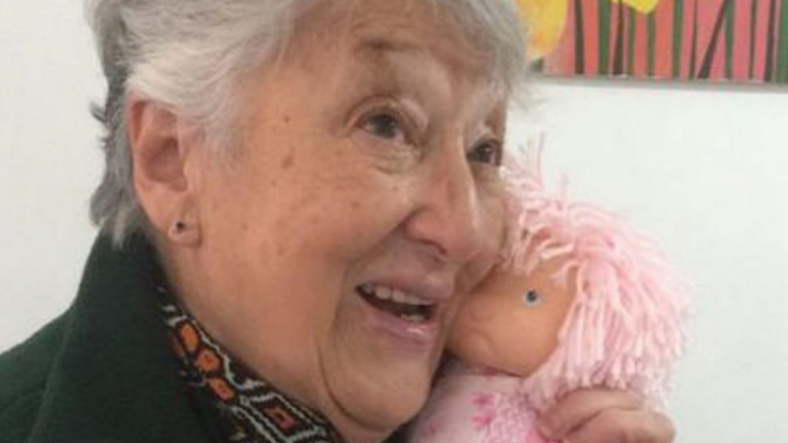 La EMOCIÓN de una abuela al recibir una muñeca de regalo: «siempre quise tener una»