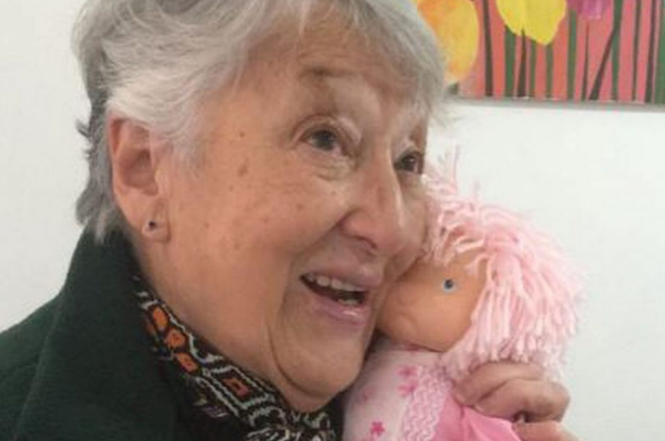 La EMOCIÓN de una abuela al recibir una muñeca de regalo: «siempre quise tener una»
