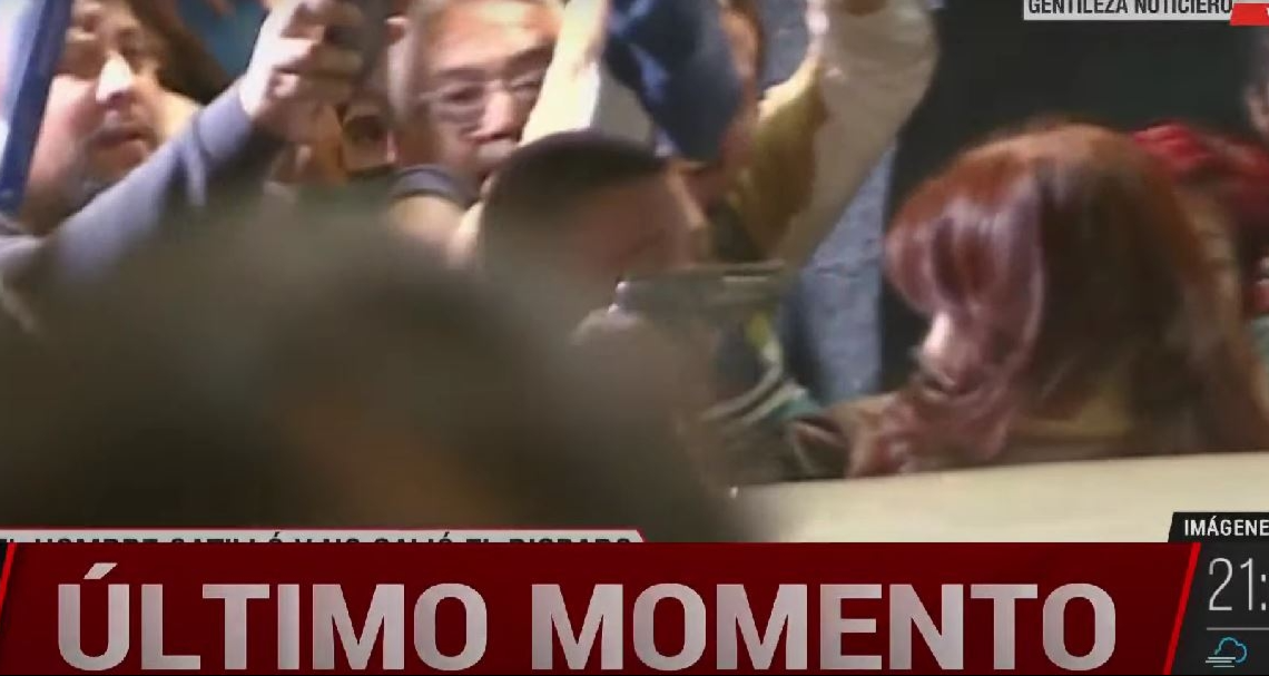 Ultimo momento: Intentaron asesinar a Cristina Kirchner, le gatillaron en la cabeza
