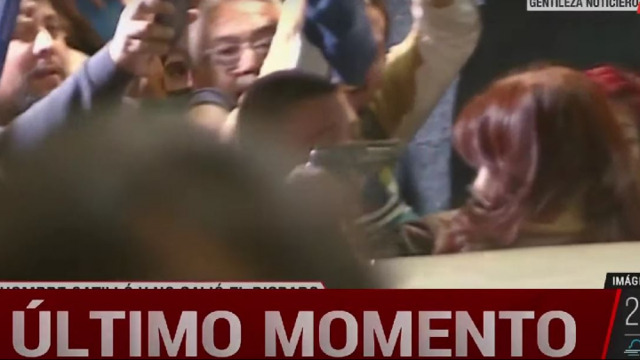 Ultimo momento: Intentaron asesinar a Cristina Kirchner, le gatillaron en la cabeza