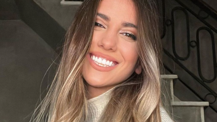 Cinthia Fernández se animó a posar de espaldas y en microbikini rosa: “Alerta spoiler”