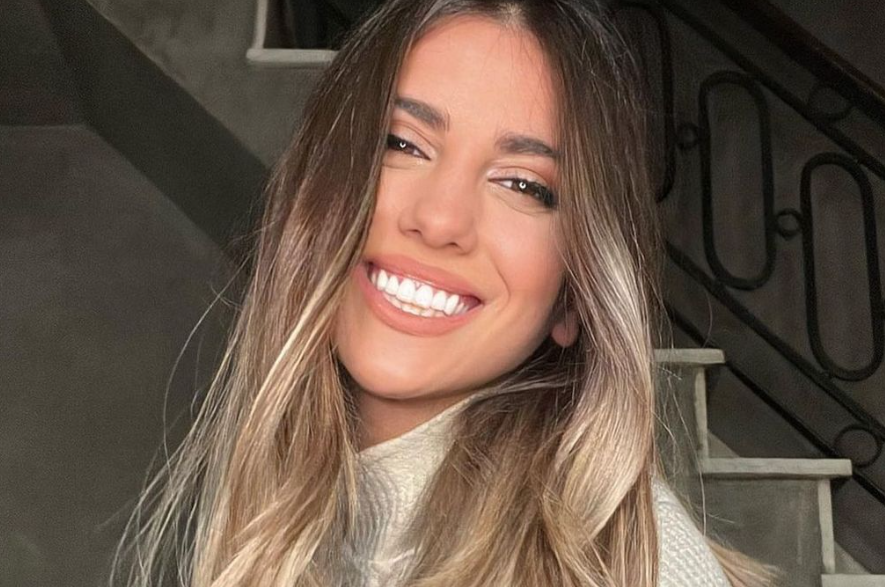 Cinthia Fernández se animó a posar de espaldas y en microbikini rosa: “Alerta spoiler”