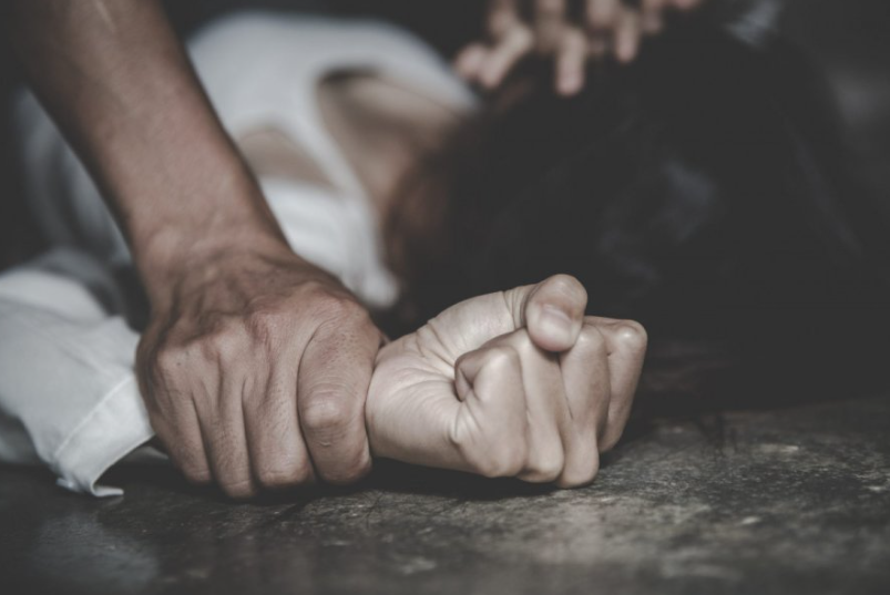 Joven denuncia haber sido drogada y violada por dos hombres