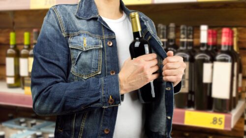 Ladrón de vino fino fue perseguido por un empleado de comercio