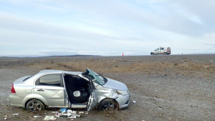 Dos hombres resultan lesionados en un vuelco