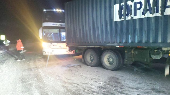 Choque frontal entre un camión y un colectivo de pasajeros