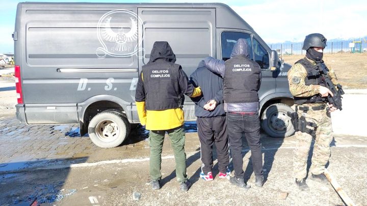 Arribaron a Ushuaia desde Buenos Aires otros dos acusados de estafar a ancianas