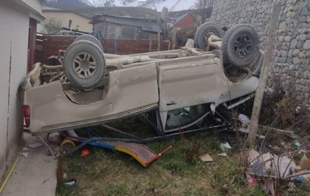 Una camioneta se cayo a un patio en Ushuaia