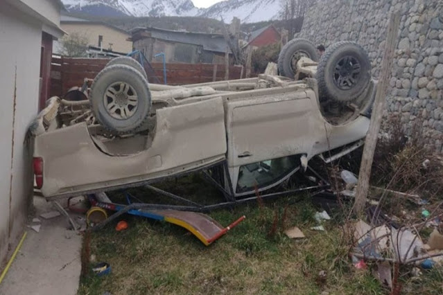 Una camioneta se cayo a un patio en Ushuaia