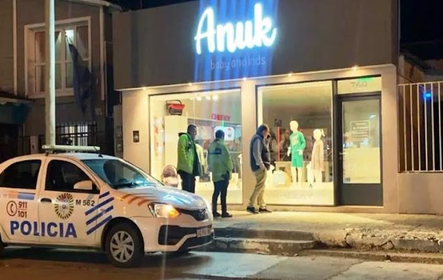 Colectivo rompió de un piedrazo una vidriera de un local comercial