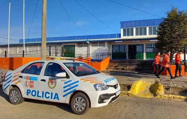 Roban varias netbook y provocan destrozos en dos escuelas