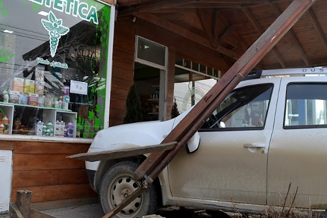 Vehiculo del Ministerio de Trabajo choco contra un comercio Vehiculo del Ministerio de Trabajo choco contra un comercio