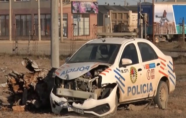 Patrullero destruido en un choque en la madrugada