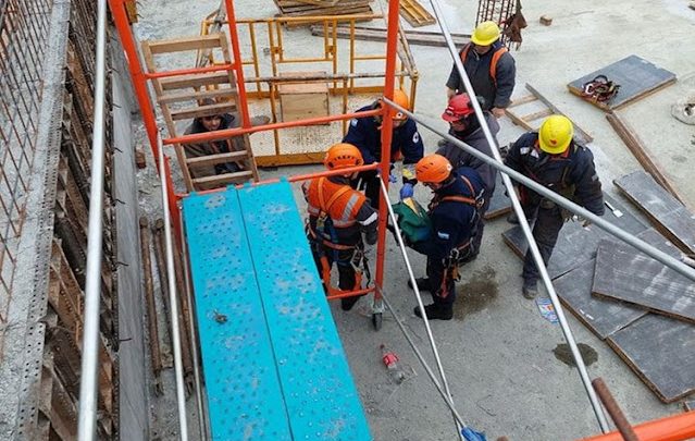 Rescatan a un operario accidentado desde adentro de una cisterna