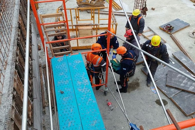 Rescatan a un operario accidentado desde adentro de una cisterna
