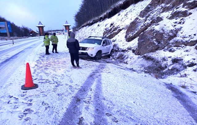 Despiste y choque contra la montaña al ingreso a la ciudad