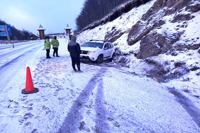 Despiste y choque contra la montaña al ingreso a la ciudad