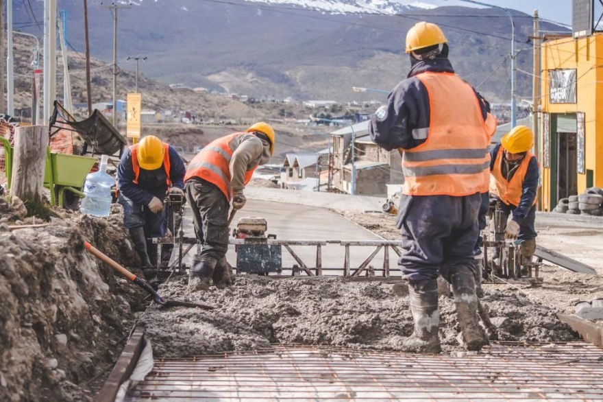 La Municipalidad de Ushuaia hormigonó un tramo más de la bicisenda “Pensar Malvinas” La Municipalidad de Ushuaia hormigonó un tramo más de la bicisenda “Pensar Malvinas”