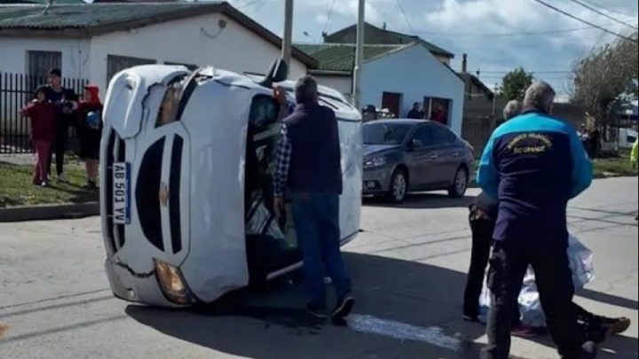 En 24 horas una remisera protagonizó dos accidentes, en el último chocó un auto estacionado y volcó