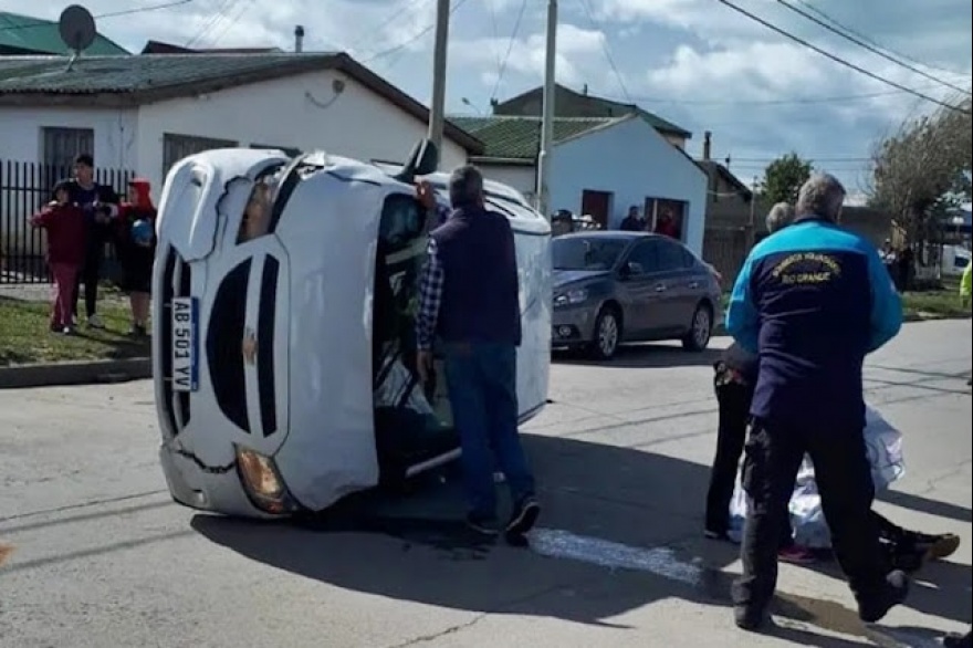 En 24 horas una remisera protagonizó dos accidentes, en el último chocó un auto estacionado y volcó