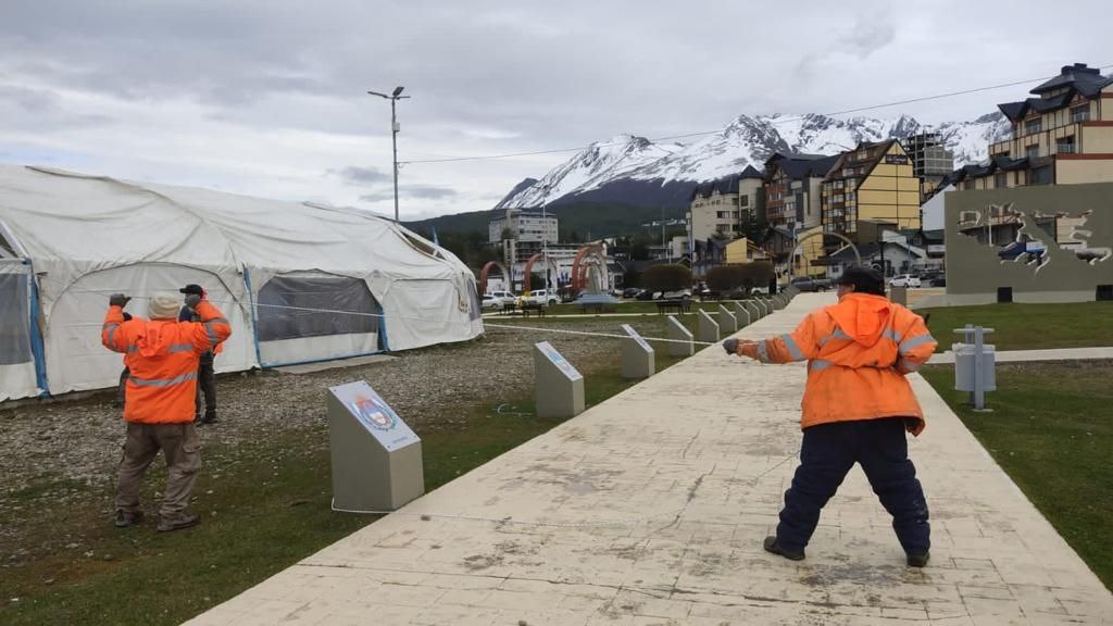 Instalaron la carpa en la plaza Islas Malvinas para el cumpleaños de Ushuaia