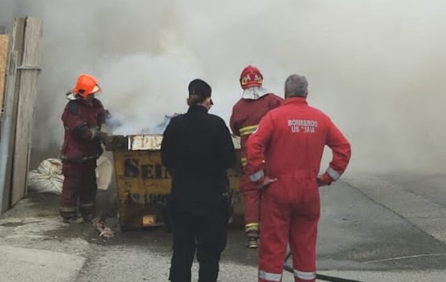 Incendio en un volquete en pleno centro de Ushuaia