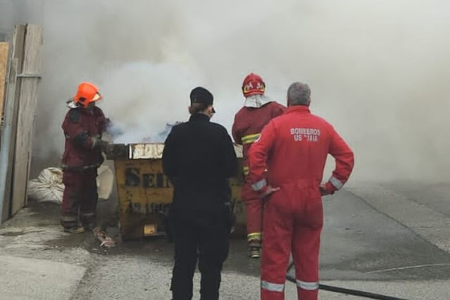 Incendio en un volquete en pleno centro de Ushuaia