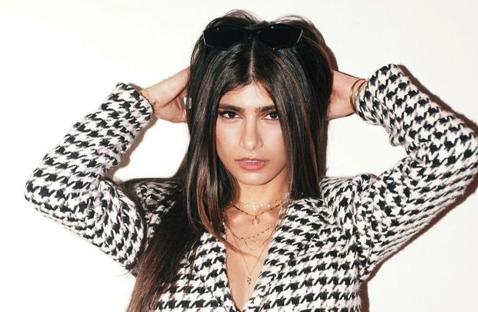 Mia Khalifa se metió al agua en Marruecos, posó en una malla enteriza blanca y logró un millón de corazones rojos