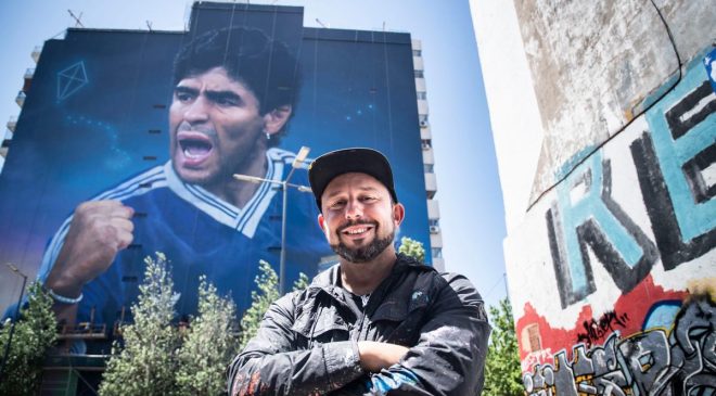 Homenaje cósmico: el rostro de Maradona se multiplica en muros de cara a su cumpleaños