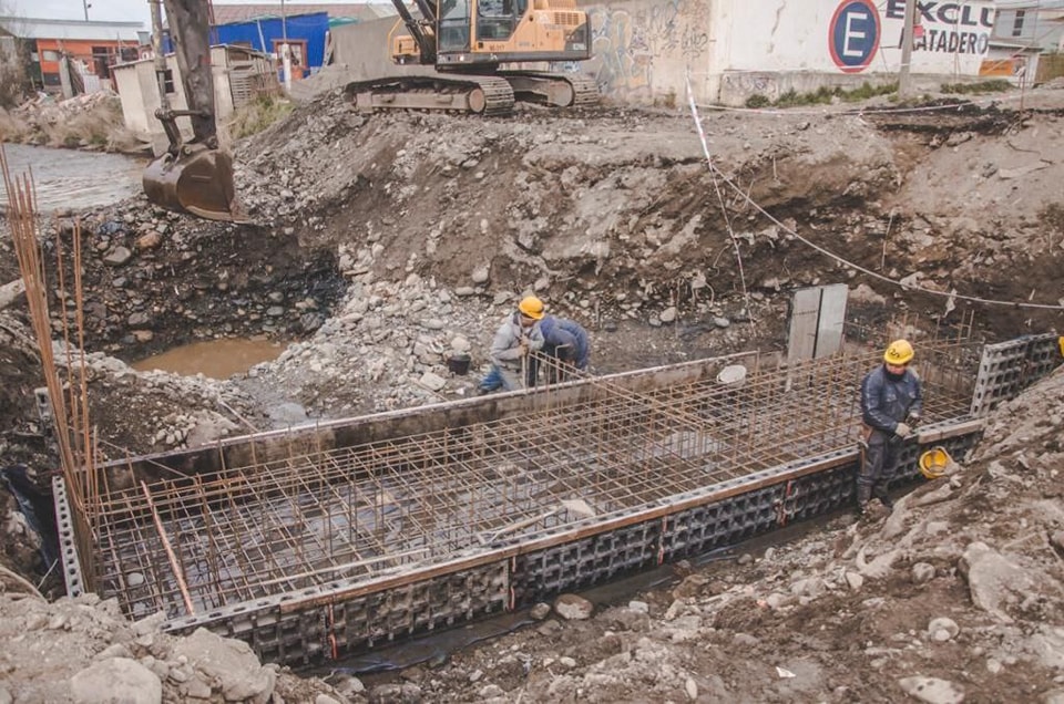 USHUAIA: AVANZAN LOS TRABAJOS EN EL SECTOR DONDE SE CONSTRUIRÁ EL NUEVO PUENTE SOBRE EL ARROYO GRANDE