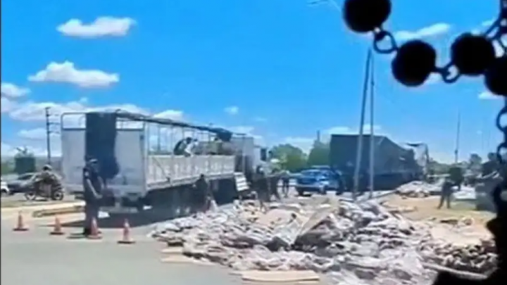 Solo se consigue en Córdoba: volcaron en la misma esquina un camión de fernet y luego otro de cola