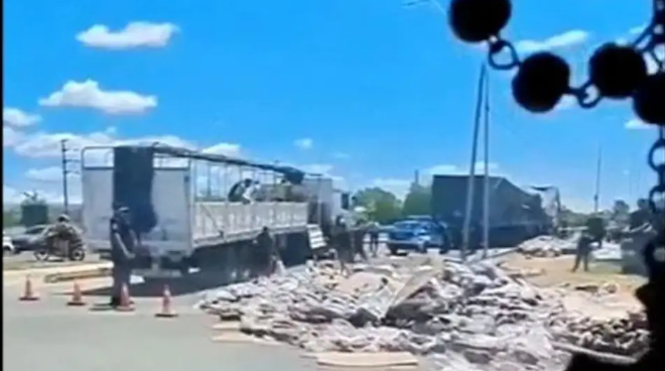 Solo se consigue en Córdoba: volcaron en la misma esquina un camión de fernet y luego otro de cola