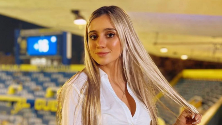 More Beltrán dio clases de cómo lucir una minifalda estampada de flores en la cancha: “Sol y fútbol”