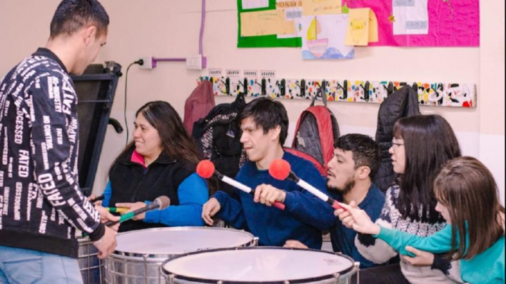 “LA FAMILIA DEL TAMBOR” REALIZÓ UN TALLER DE PERCUSIÓN EN EL CAAD