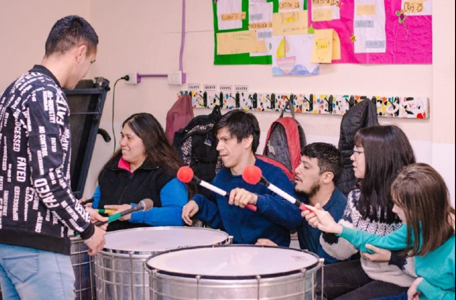 “LA FAMILIA DEL TAMBOR” REALIZÓ UN TALLER DE PERCUSIÓN EN EL CAAD