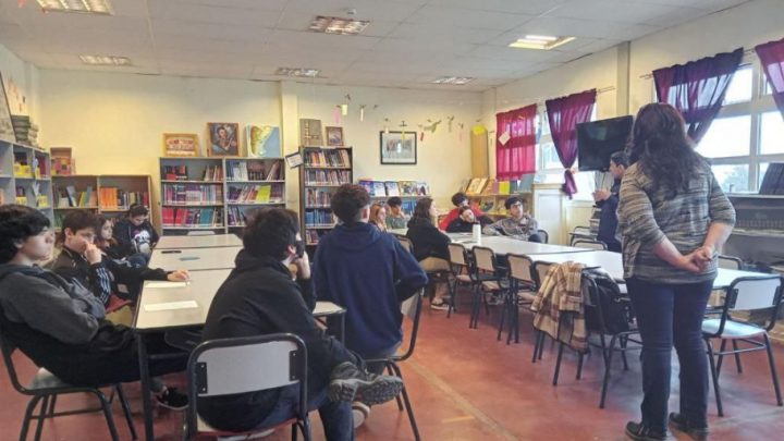 LA SECRETARÍA DE ASUNTOS DE MALVINAS VISITÓ EL COLEGIO EVA DUARTE PARA REFLEXIONAR JUNTO A LOS Y LAS ALUMNAS SOBRE NUESTRO RECLAMO SOBERANO