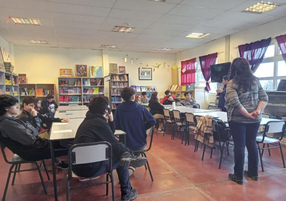 LA SECRETARÍA DE ASUNTOS DE MALVINAS VISITÓ EL COLEGIO EVA DUARTE PARA REFLEXIONAR JUNTO A LOS Y LAS ALUMNAS SOBRE NUESTRO RECLAMO SOBERANO