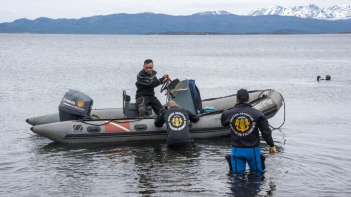 BUZOS DE LA ARMADA Y PREFECTURA NAVAL COLABORAN CON EL MUNICIPIO DE USHUAIA PARA LA PROXIMA LIMPIEZA EN EL CANAL BEAGLE