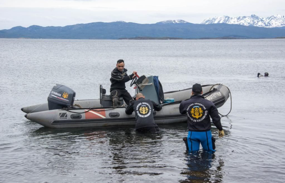 BUZOS DE LA ARMADA Y PREFECTURA NAVAL COLABORAN CON EL MUNICIPIO DE USHUAIA PARA LA PROXIMA LIMPIEZA EN EL CANAL BEAGLE BUZOS DE LA ARMADA Y PREFECTURA NAVAL COLABORAN CON EL MUNICIPIO DE USHUAIA PARA LA PROXIMA LIMPIEZA EN EL CANAL BEAGLE