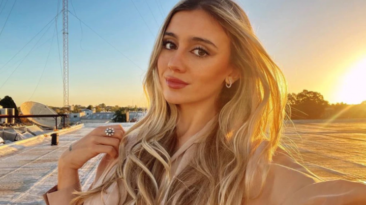 Morena Beltrán le dio la bienvenida al calor en microbikini celeste y lo compartió en Instagram