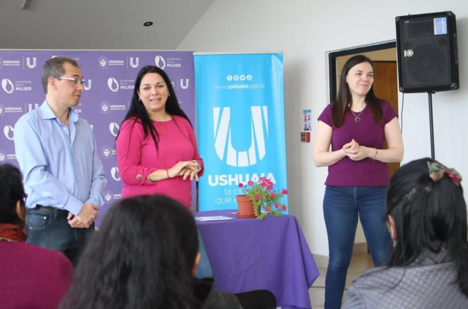 LA MUNICIPALIDAD DE USHUAIA ENTREGÓ CERTIFICADOS DE MANIPULACIÓN DE ALIMENTOS A EMPRENDEDORAS LA MUNICIPALIDAD DE USHUAIA ENTREGÓ CERTIFICADOS DE MANIPULACIÓN DE ALIMENTOS A EMPRENDEDORAS