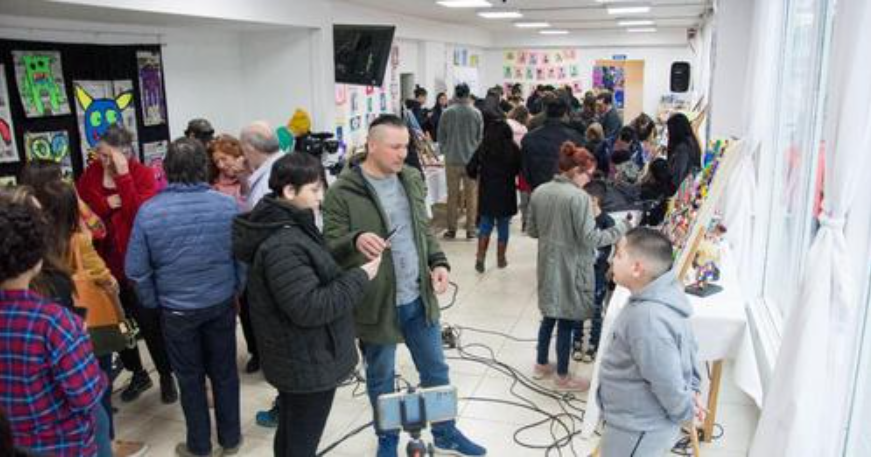 Terapia Asistida con Perros inauguró su muestra de arte