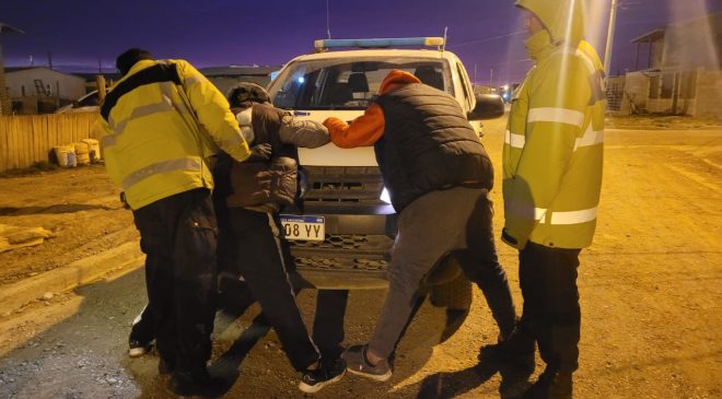 Dos hombres y una mujer asaltaron violentamente a un automovilista