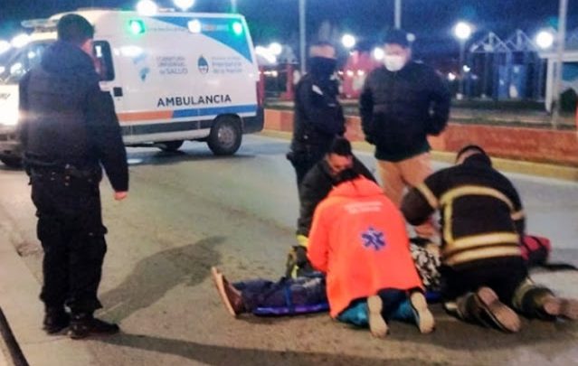 Encontraron a un joven tirado en la calle, pensaron que lo habian atropellado, pero solo estaba borracho